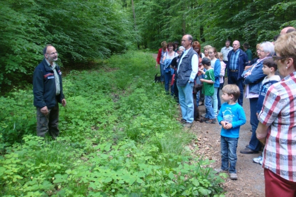 Revierförster Erich Mork erläutert Bedeutung und Nutzen des Rambacher Waldes