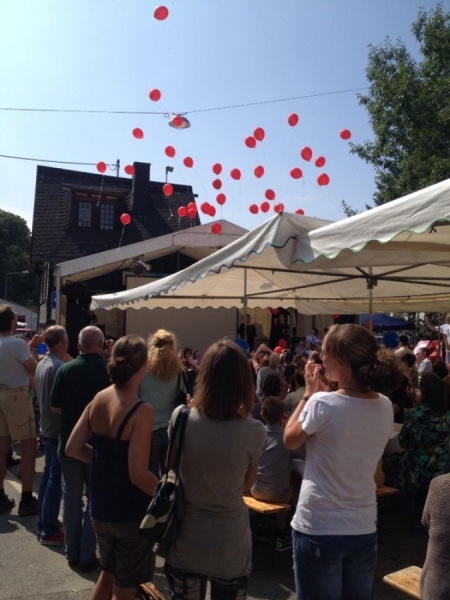 Auftritt des Schulchors der Adolf-Reichwein-Schule Rambach mit "99 Luftballons" am Samstag Nachmittag 